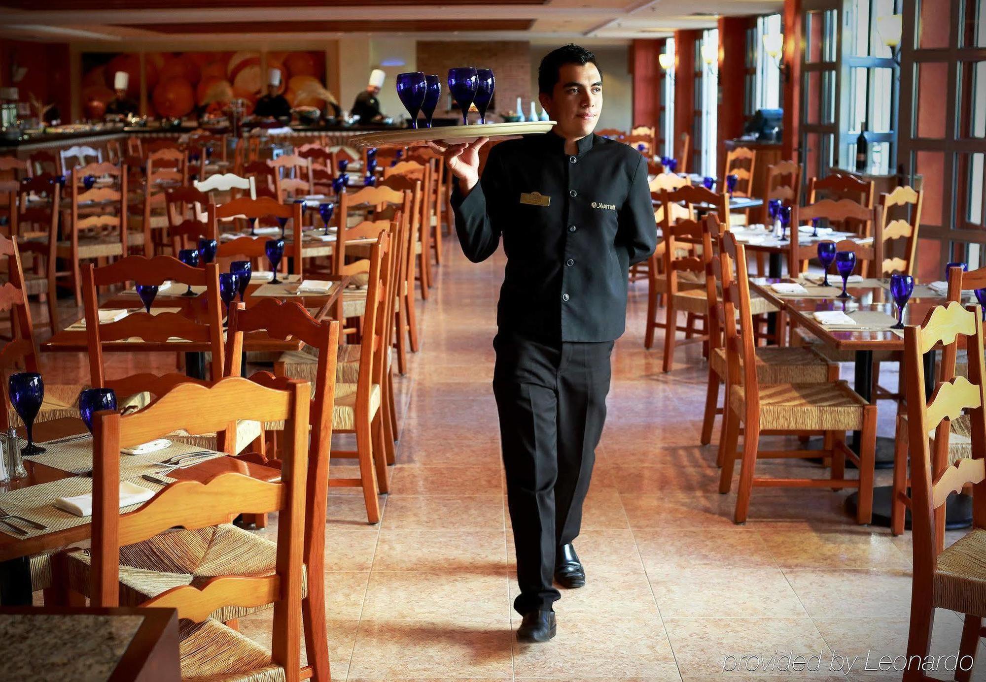 Fiesta Americana Hacienda Ixtapan De La Sal Exterior photo A restaurant busboy